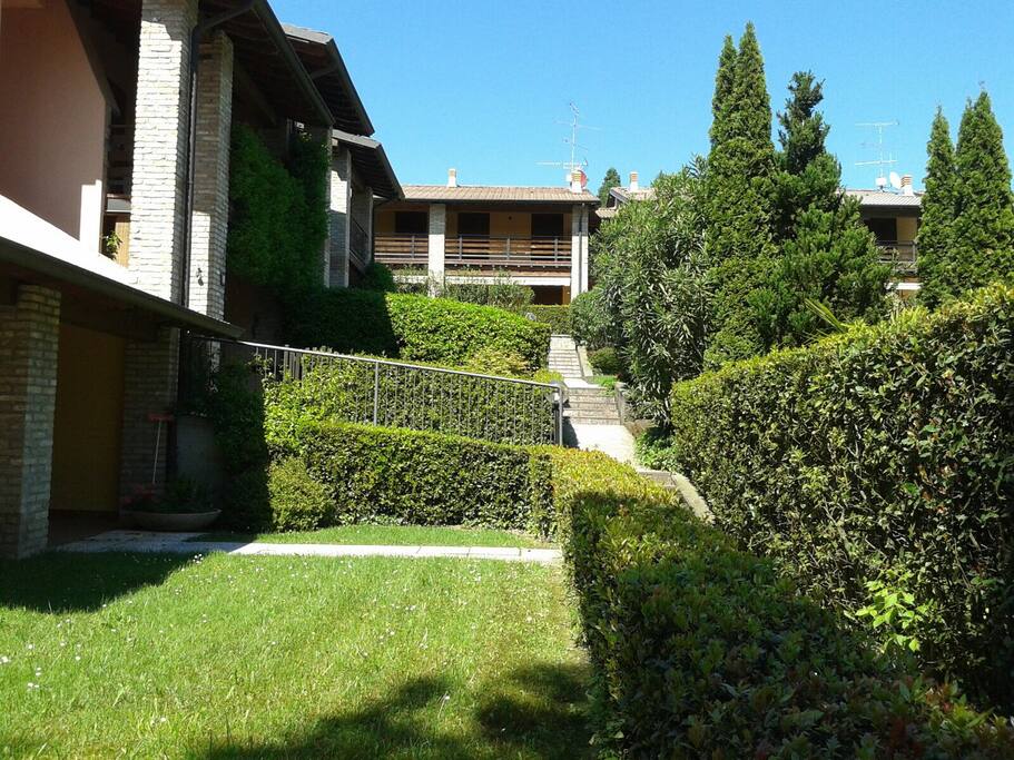 Vista dal vialetto che collega tutti gli appartamenti
