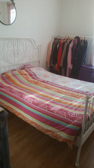 the bedroom-la chambre