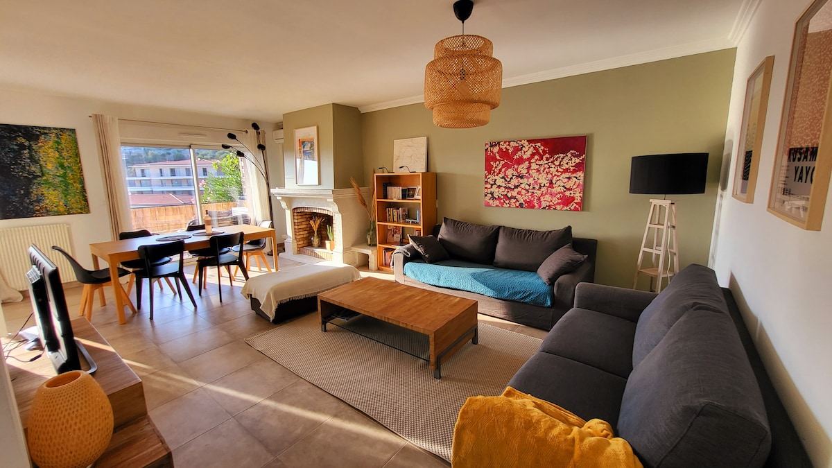 Annonce Airbnb populaire: Large apartment in house on the hills à Le Cannet