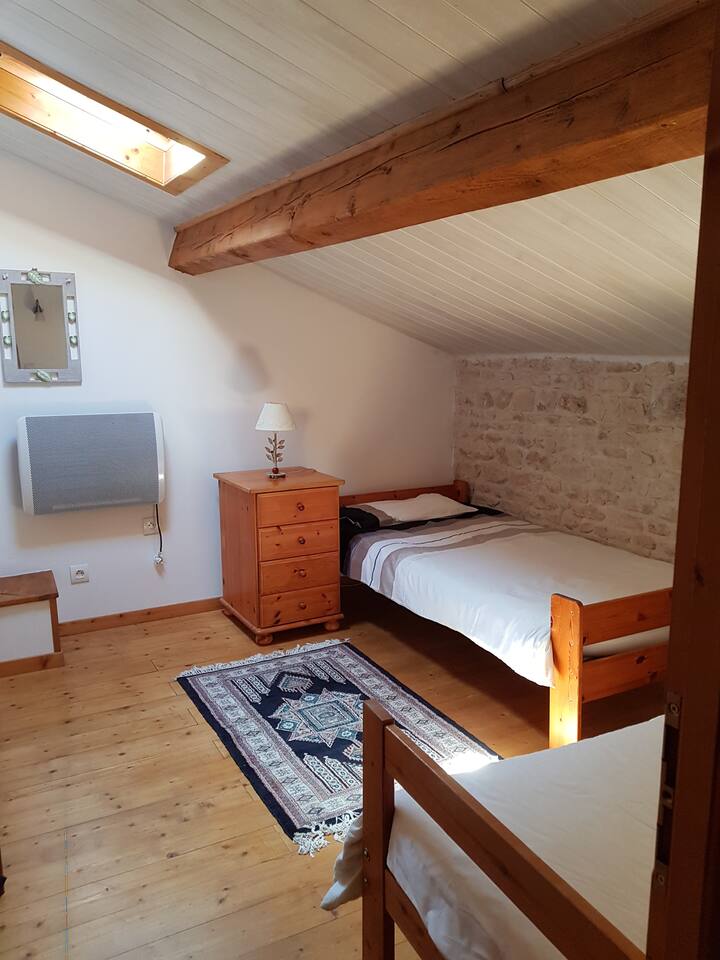 חדר שינה עם 2 מיטות יחיד.