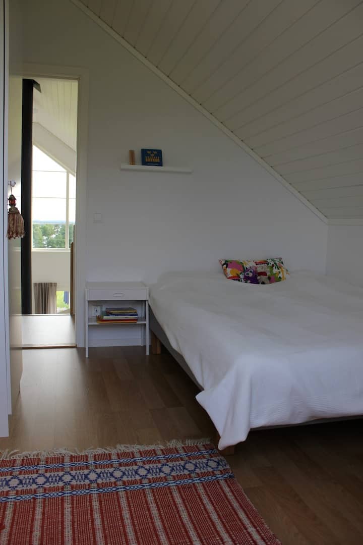 Dormitorio en la planta superior (1 cama de 160 cm, 1 cama de bebé de 60 cm x 120 cm bajo petición)