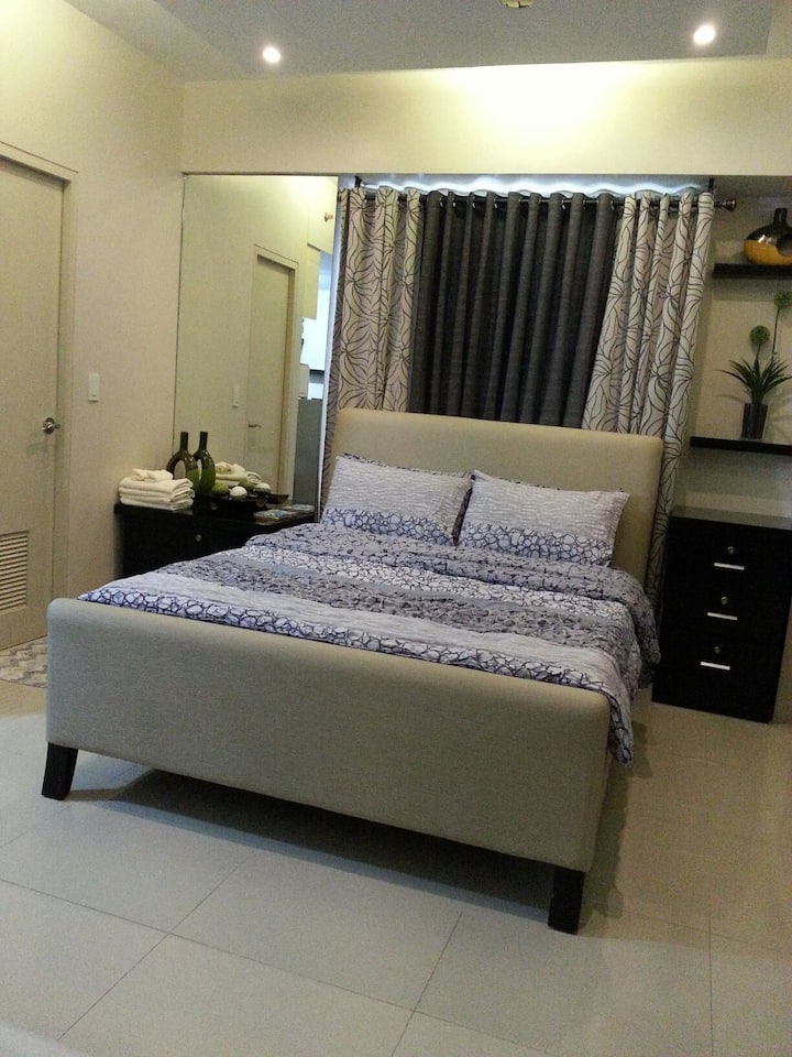 Studio across NAIA3 Newport Boutique hotels for Rent in Resorts Drive