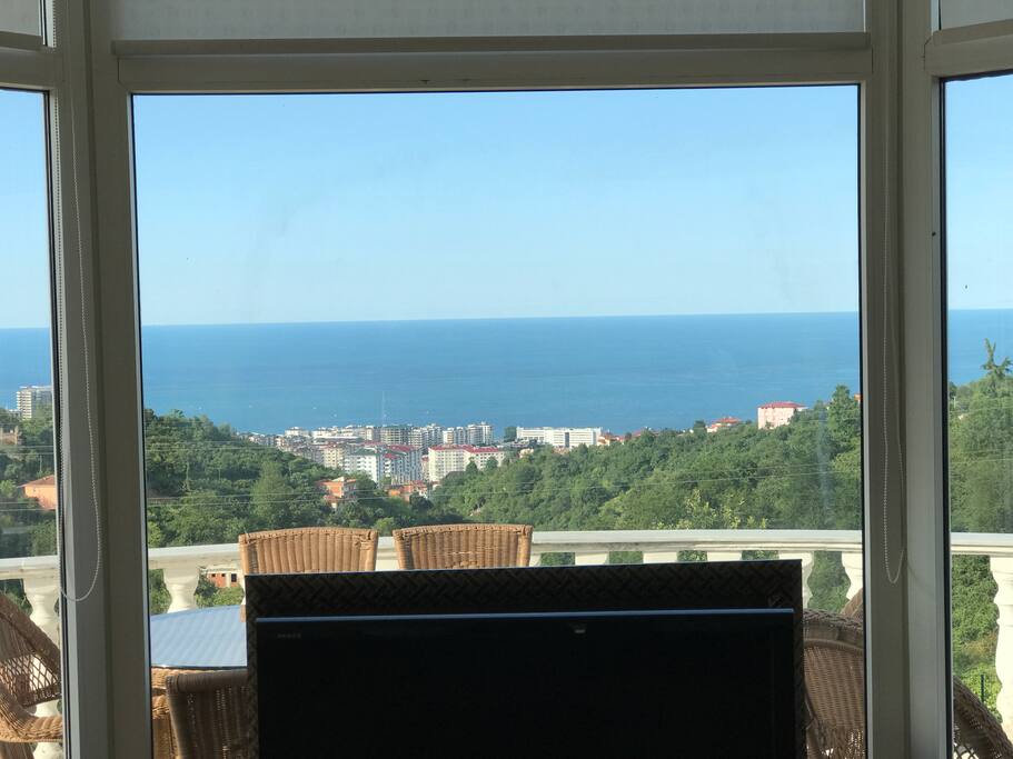 oturma odasindan deniz manzarasi