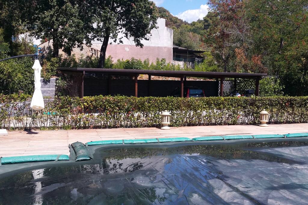 Piscina e parcheggio