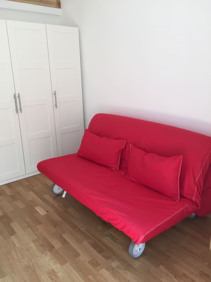 El sofá cama muy cómodo en la planta baja 160 x 200 cm 