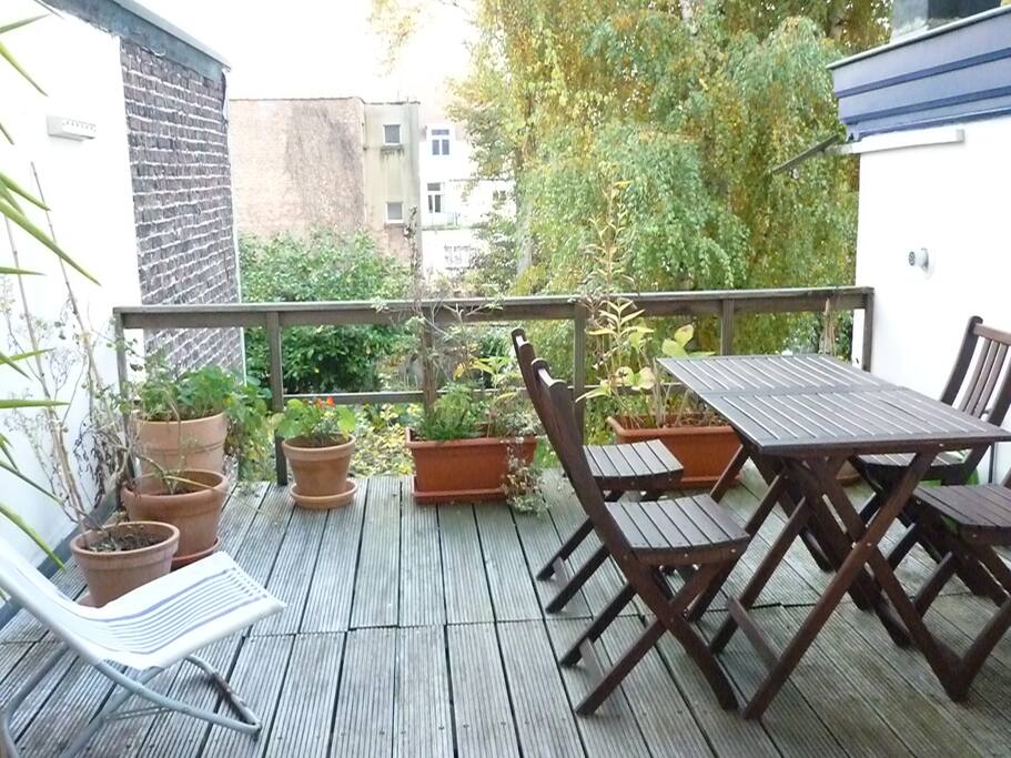 La grande terrasse avec vue sur les jardins