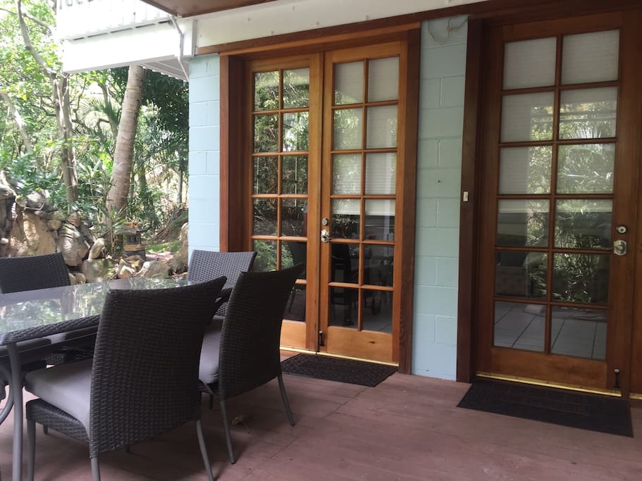 Entry patio with outdoor dining set for six