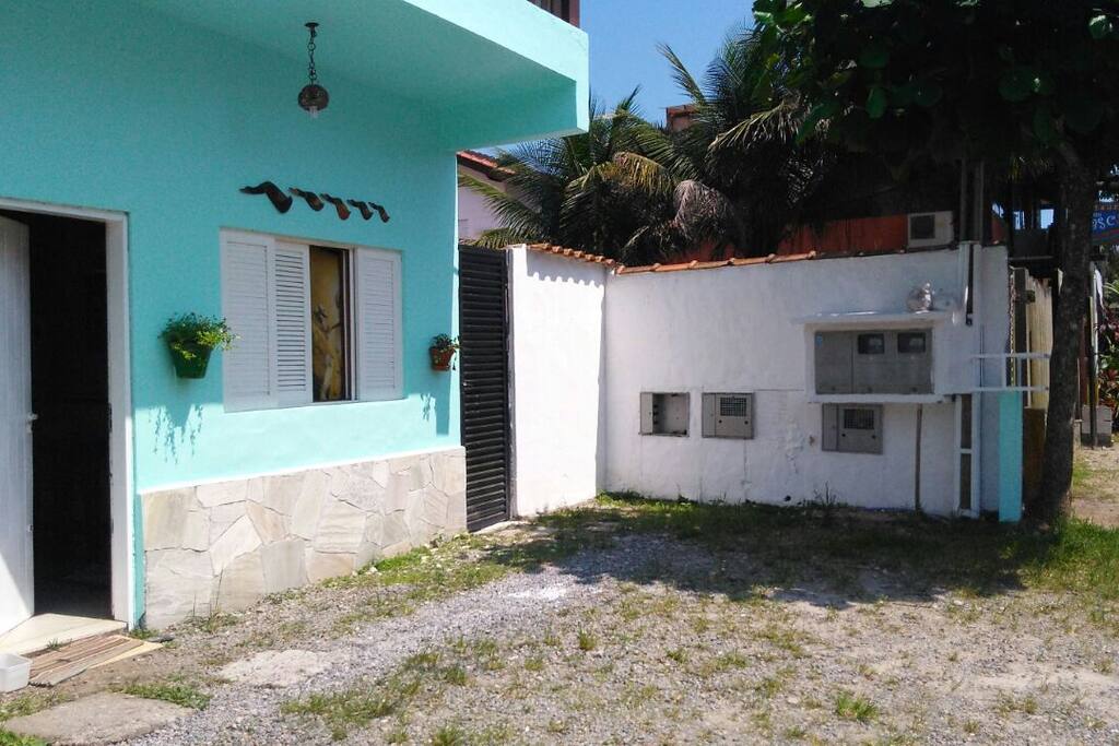 Vaga para parar o carro e anexo lateral para pendurar roupas etc