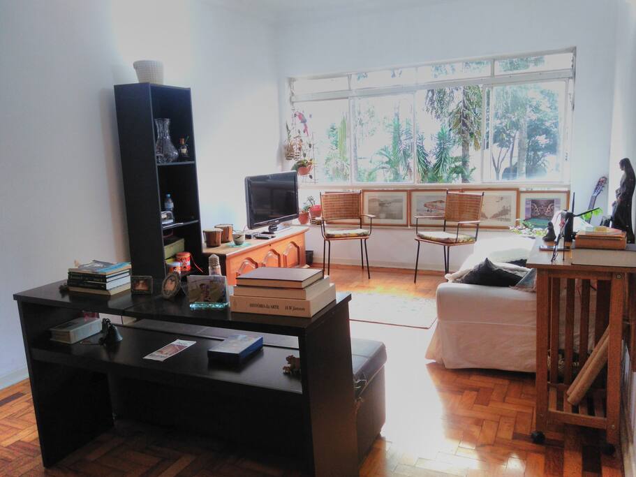 Sala de estar com sofá, Televisão e wifi.