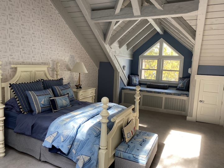 Krevat dopio "Queen" me ndenjëse me dritare me pamje nga liqeni