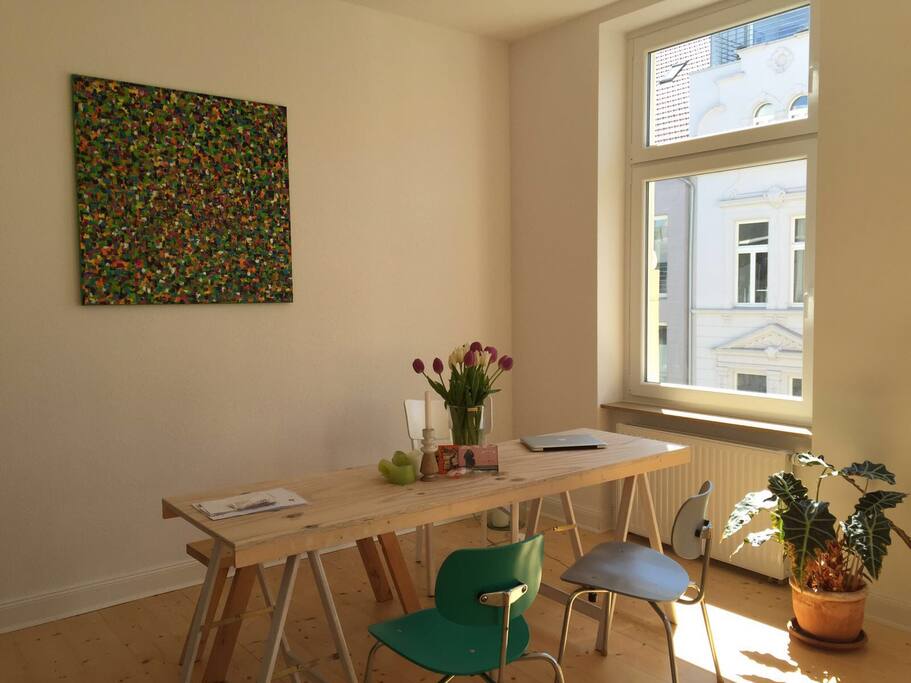 Das Wohnzimmer ist hell und großzügig geschnitten.