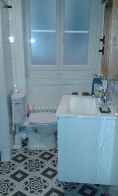 Salle de bain avec douche