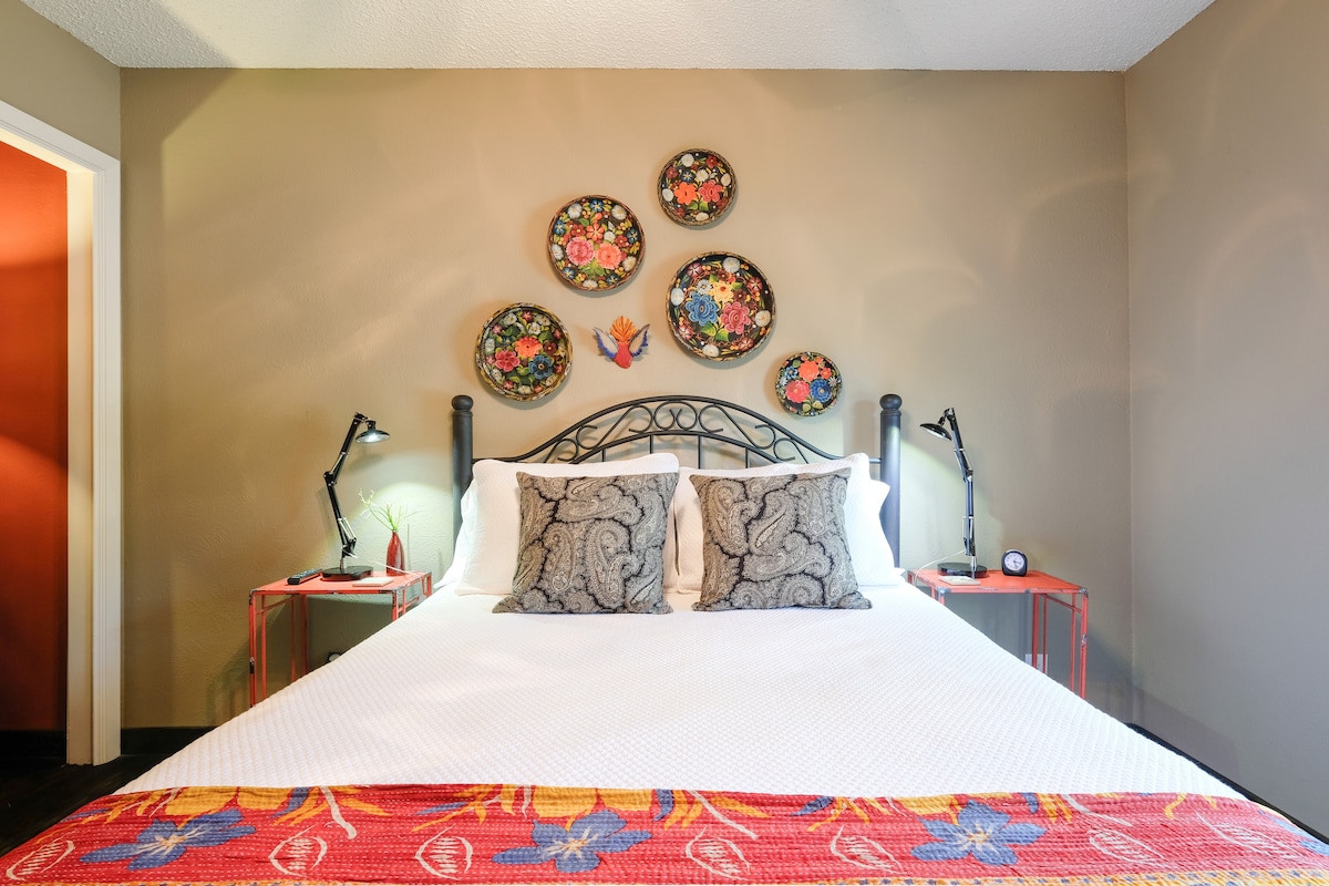 Comfortable Central Apartment with Unique Austin Vibe Perfect for Long-term Stays
