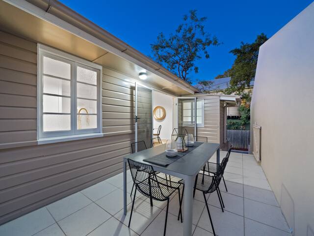 Stylish 5 Bedroom House with 4 Bathrooms gallery image 4