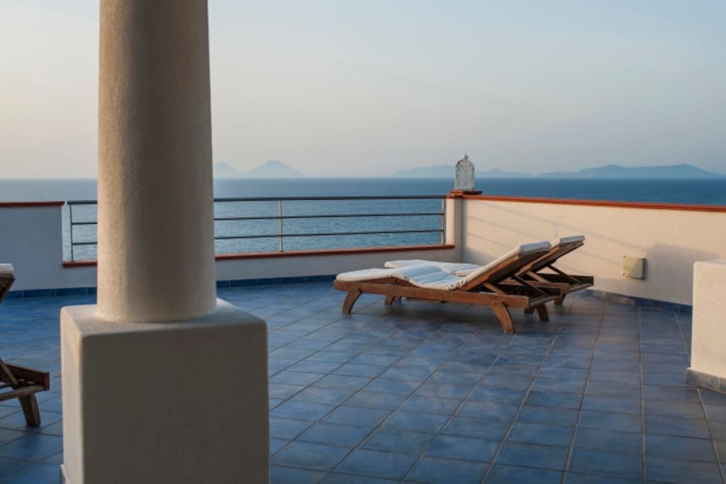 Terrazza/solarium vista Eolie sul tetto
