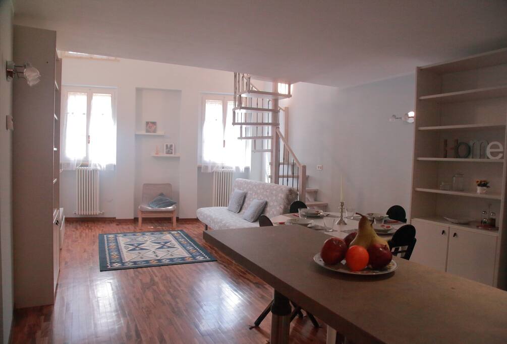 Sala pranzo e cucina aperta con penisola
