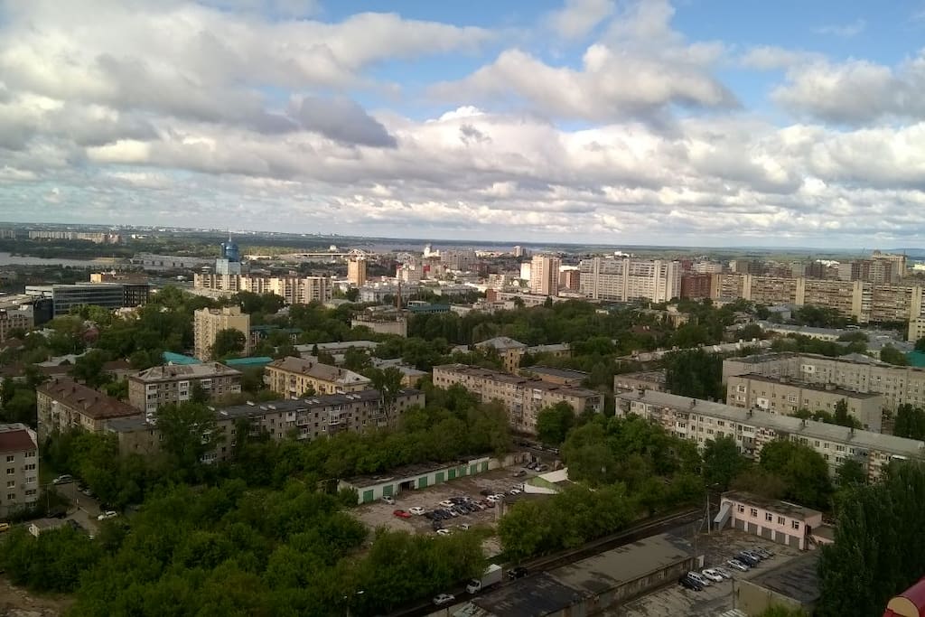 Шикарный вид из окна на реку Волга