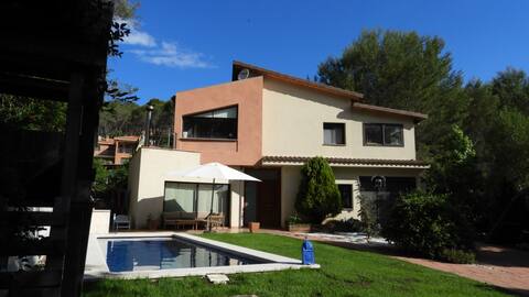 Villa with pool and garden near Sitges
