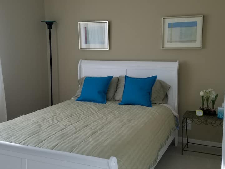 可欣赏山坡景观的客房。标准双人床。