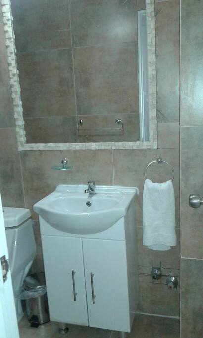 Cada habitación cuenta con baño privado y accesorios de baño.