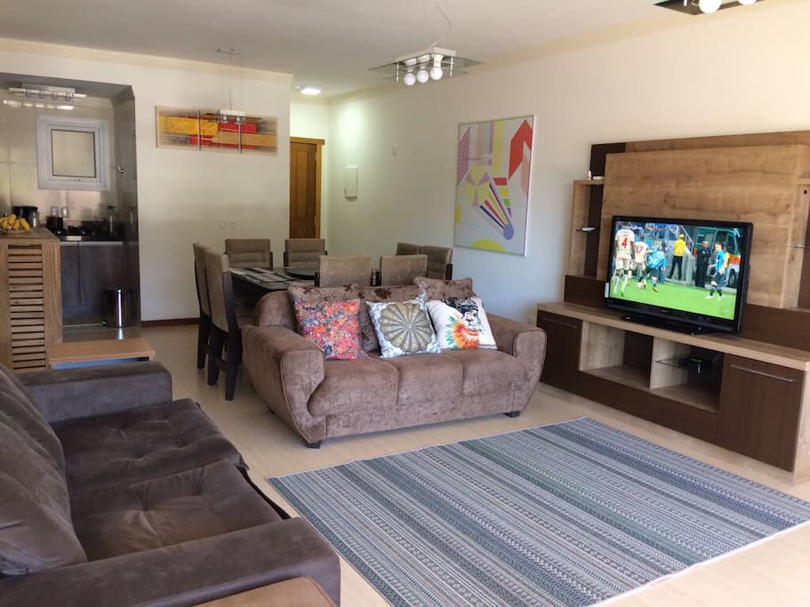 Ar condicionado e TV - Mesa p/ 6 pessoas