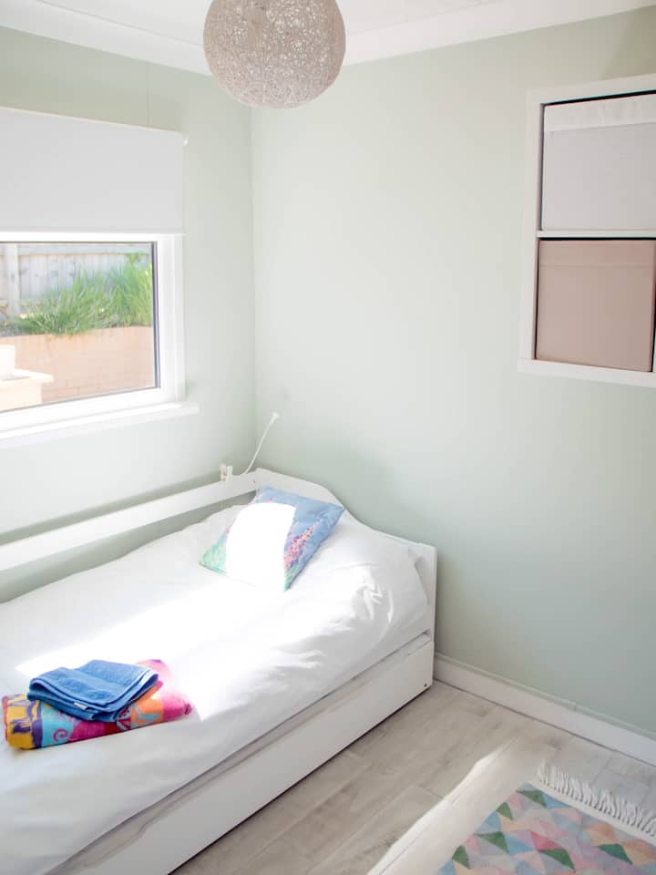 Dhomë gjumi e pasme me krevate me trungje 