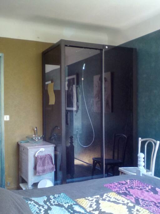 douche de la chambre du rez-de-chaussée