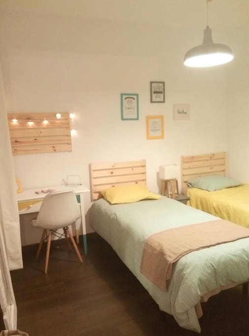 Twin bed room