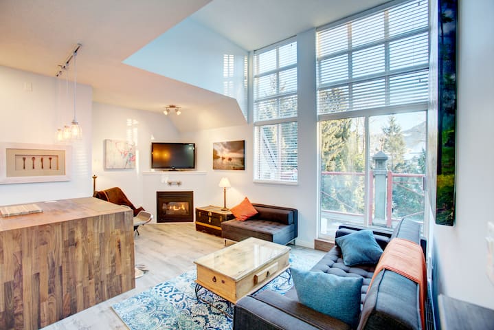 ⛰️ 1 Bdrm Modern Village Penthouse - view!