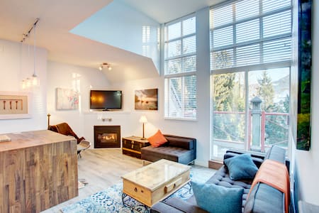 ⛰️ 1 Bdrm Modern Village Penthouse - view!