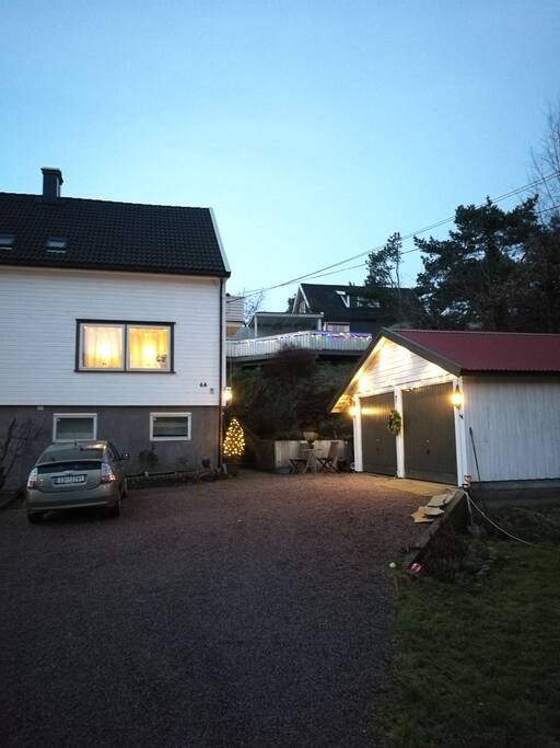 Hele første etasje. Ingen trapper. Parkering rett utenfor.