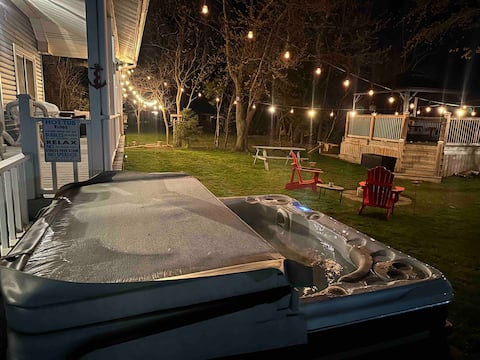 Cozy lakefront cottage w/ hot tub & bunkie
