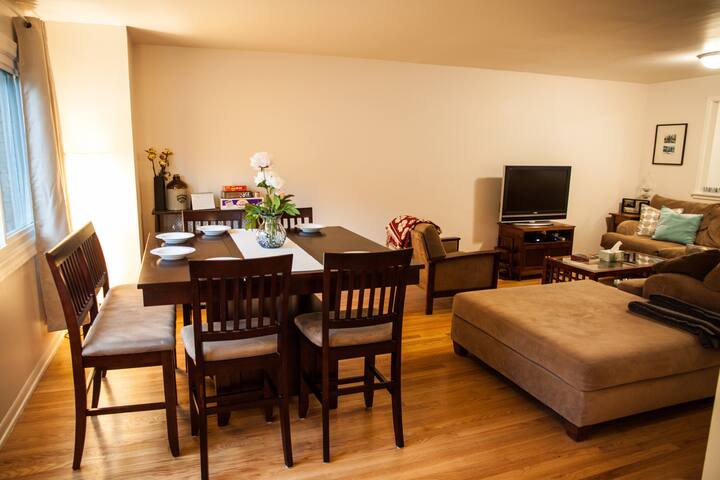 Ravenswood 4BR Rowhouse + Free Parking Included gallery image 3