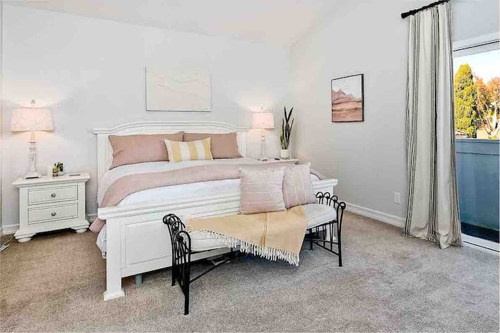 Hlavná spálňa s balkónom a televízorom