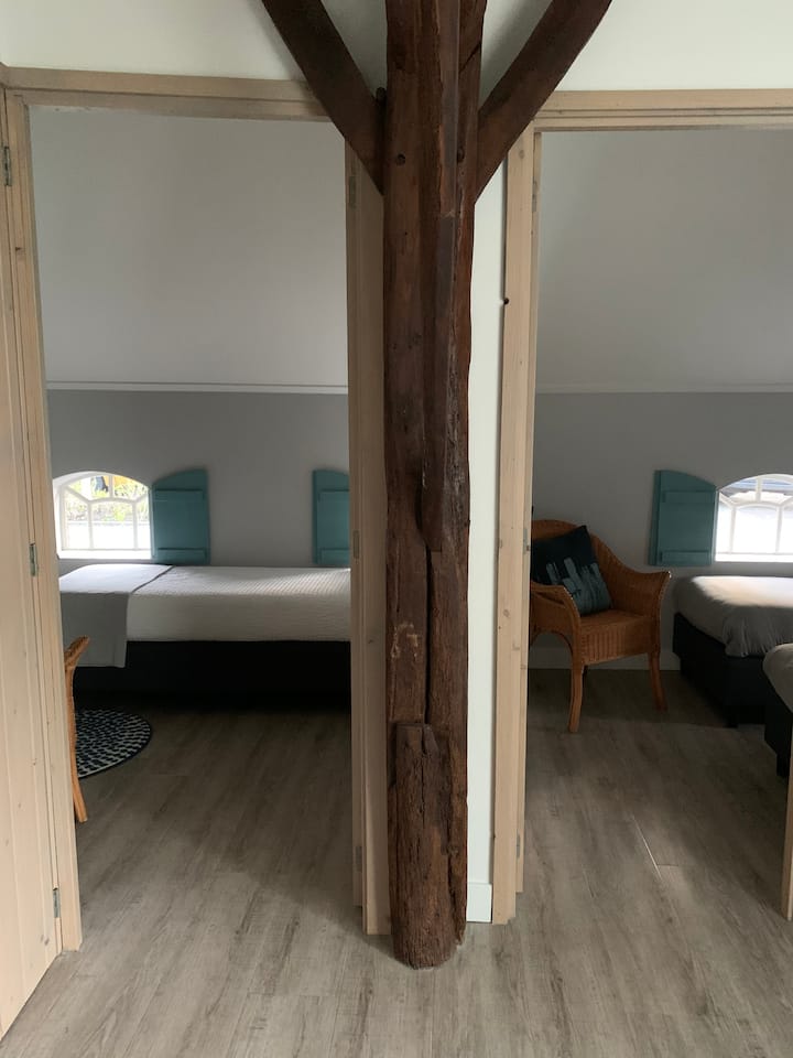 2 חדרי שינה נפרדים עם 2 מיטות כל אחת