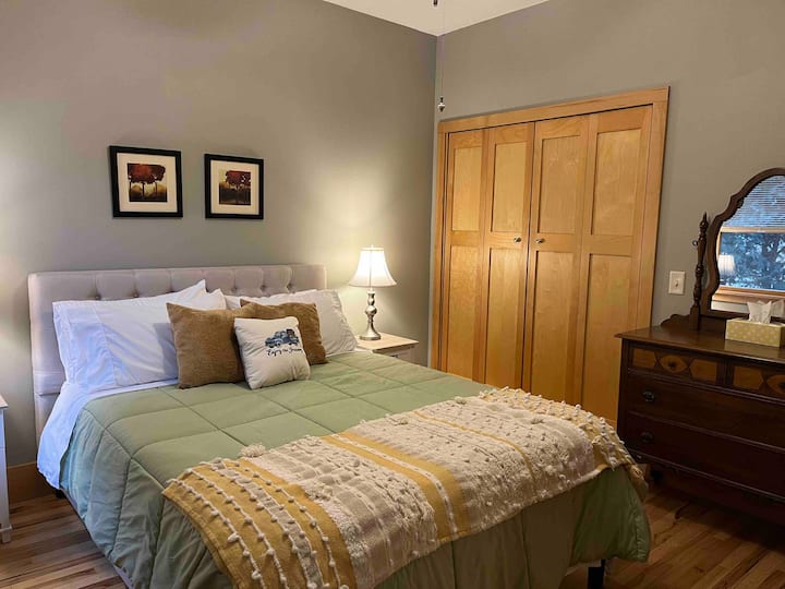 主楼层的标准双人床卧室就在起居区旁边。 衣柜、古董梳妆台和桌子让您轻松摊，让您感到宾至如归。 全新记忆泡沫床垫舒适。