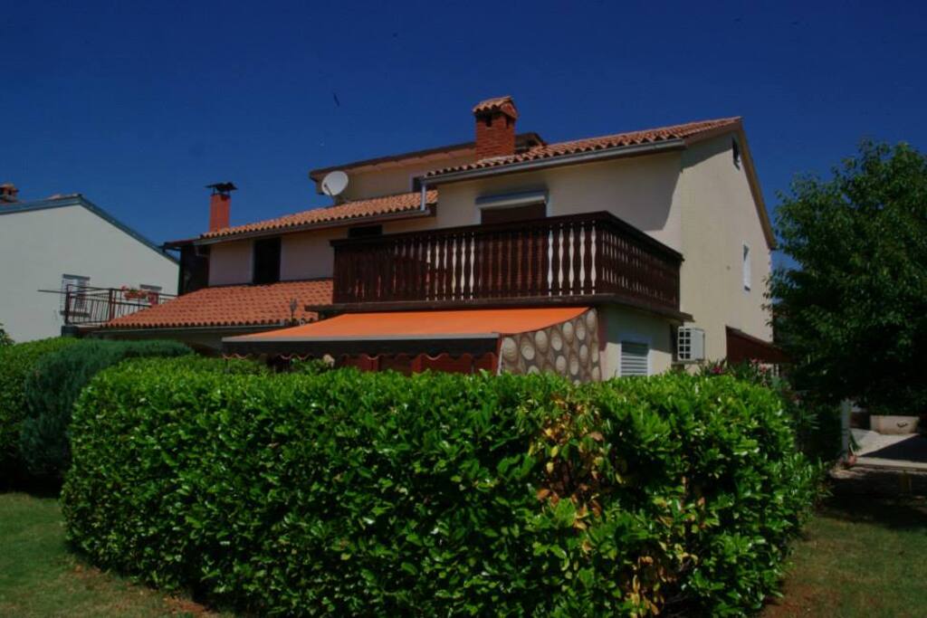 Rückseite mit Sonnenschutz und Sichtschutz