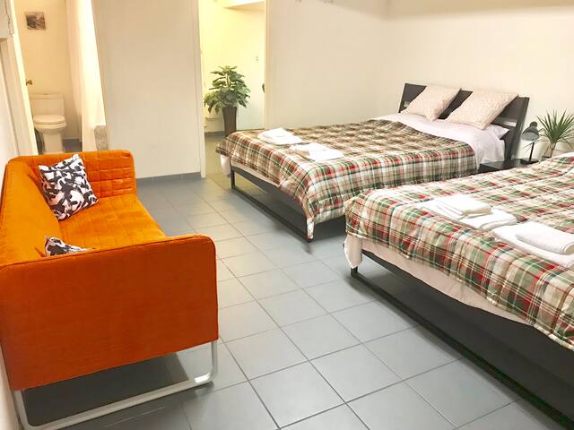 4 BDRM House at Downtown, free Parking with patio gallery image 4