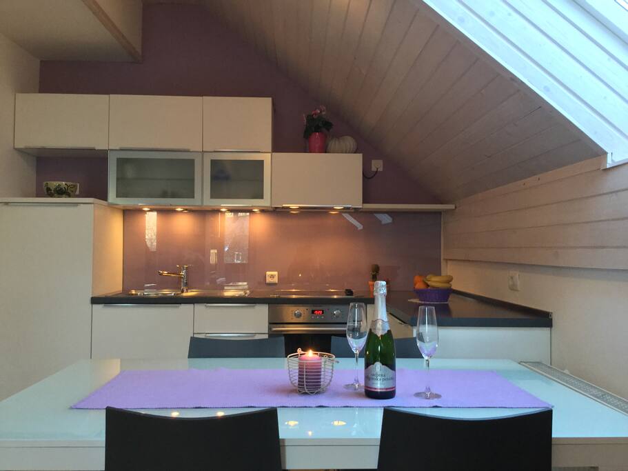 Well-equipped kitchen that is perfect for any amateur chef looking to prepare a delicious meal!