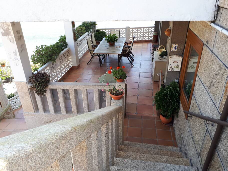 ESCALERAS BAJADA AL PISO