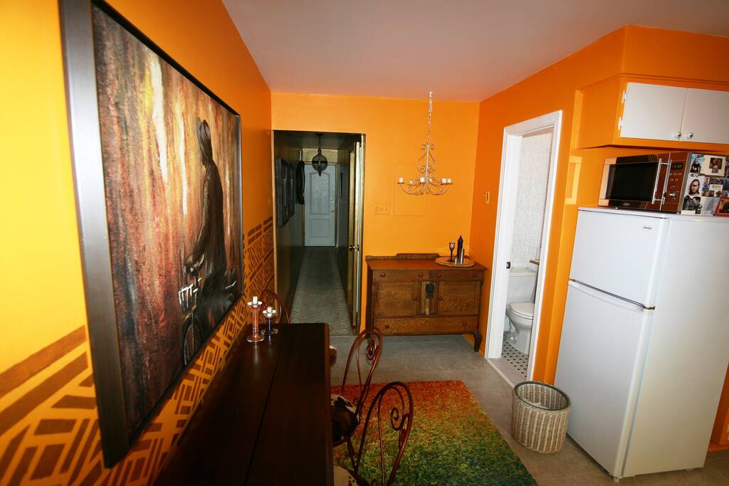 sale à manger et porte d'accès salle de bain