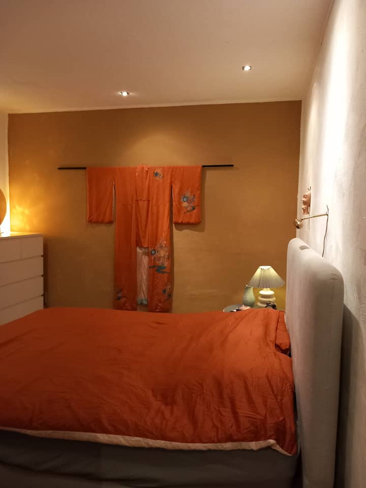 Letto king-size boxspring in relax,
camera da letto tranquilla.