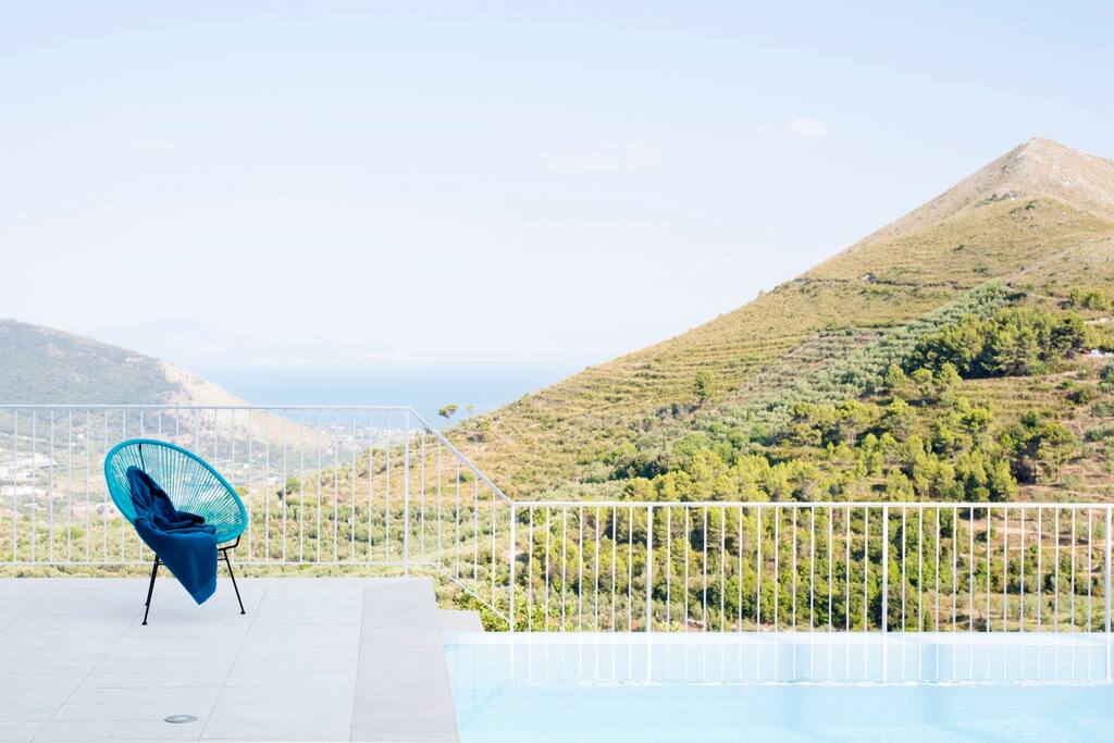 Infinity pool with seaview