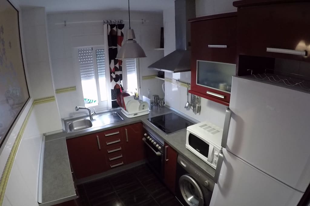 Cocina, con todo el menaje necesario para el periodo vacacional. Dispone de microondas, horno, batidora, tostador y cafetera.