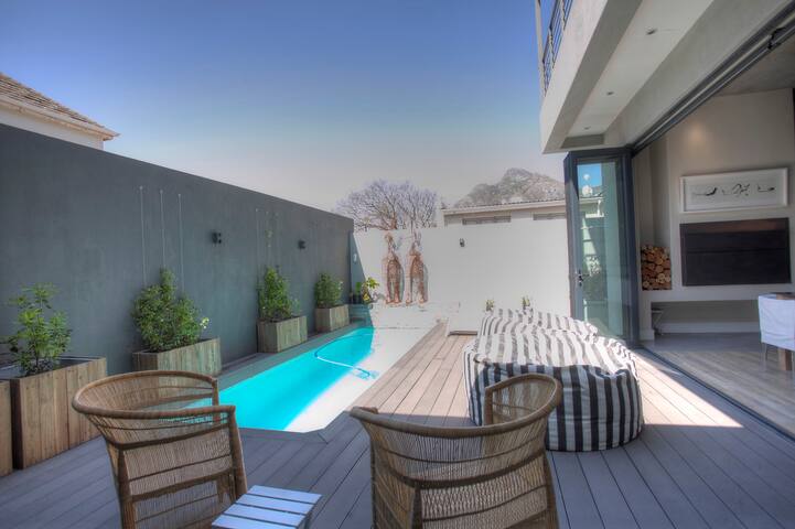 Newport Villa (Modern 4 bedroom, mountain views) gallery image 4