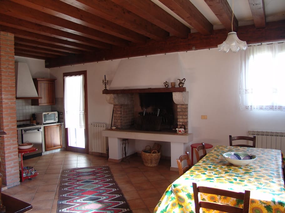 Ca' Rustica, la sala da pranzo e caminetto