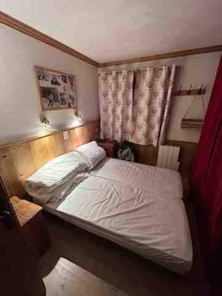 Спална соба со 2 кревета од 75 см која се претвора во кревет од 150 см
Поглед кон прозорците на заливот
Форни Балкон