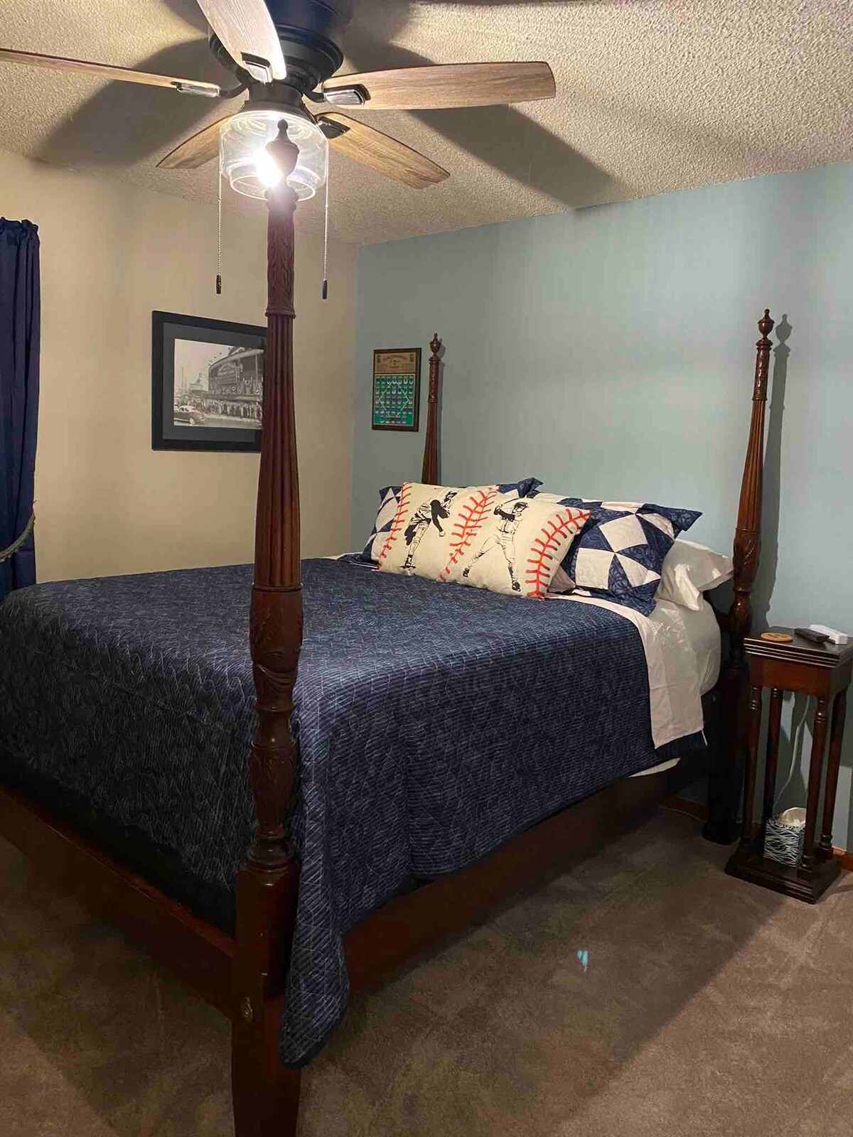 Chumba cha kulala chenye mandhari ya besiboli kilicho na kitanda cha juu cha Queen