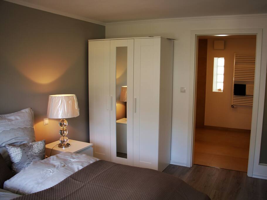 Schlafzimmer mit Blick ins Bad