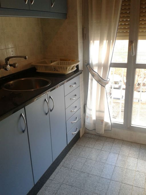 Cocina completa vitroceramica, microondas, frigorifico y lavadora de ropa
